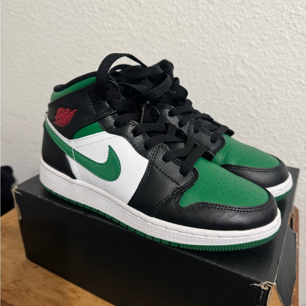 Air Jordan 1 mid 4.5Y like new